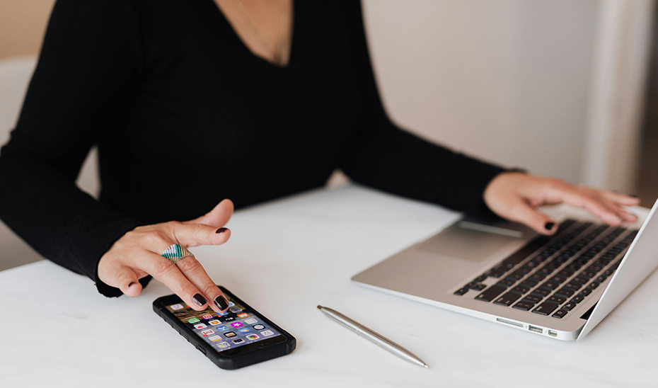 
			      Una mujer gestiona su iniciativa empresarial.			    
			  